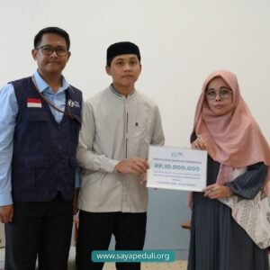Dana tersebut berasal dari donatur keluarga Bapak H. Nur Efry Burhanuddin Shomsiharjo dan disalurkan kepada santri binaan Yayasan Amal Saya Peduli. Penyerahan dilakukan secara simbolis dengan dihadiri oleh pengurus yayasan, perwakilan keluarga donatur, serta penerima manfaat